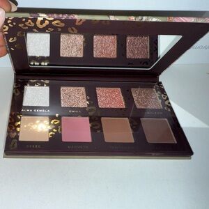 Eyeshadow Palette with Shimmer and Matte Shades